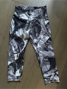 Old Navy Active Elevate Go-Dry Cropped Leggings Marble Print